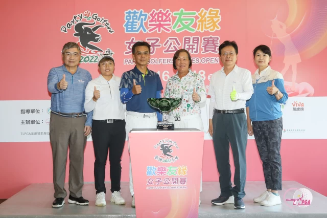 歡樂友緣高爾夫球隊共同創會長黃洲杰(左起)、選手代表李欣、歡樂友緣高爾夫球隊會長蕭維榮、 TLPGA理事長劉依貞、立益高爾夫球場董事長蘇慶琅、TLPGA賽務總監駱淑禎與賽事冠軍。大會提供