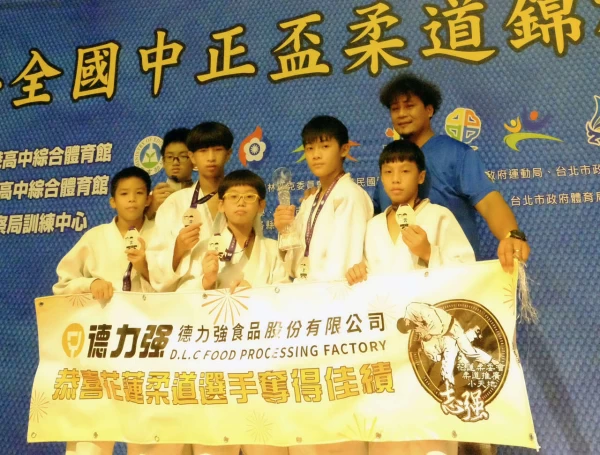 花蓮縣勇奪全國中正盃柔道賽史上首座團體亞軍殊榮,教練黃志強與選手合影。花蓮柔道委員會提供