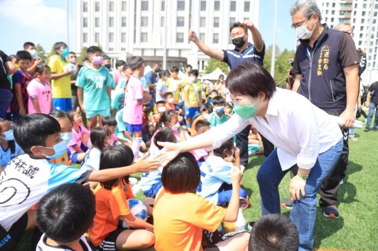 盧秀燕市長常與足球小球員互動。(圖:台中市政府運動局提供)