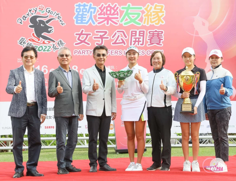 立益高爾夫球場蘇慶琅(左起)、歡樂友緣高爾夫球隊前會長陳重慶、歡樂友緣高爾夫球隊會長蕭維榮、冠軍劉芃姍、TLPGA理事長劉依貞、業餘最佳球員洪阡瑋、TLPGA賽務總監駱淑禎。官方提供