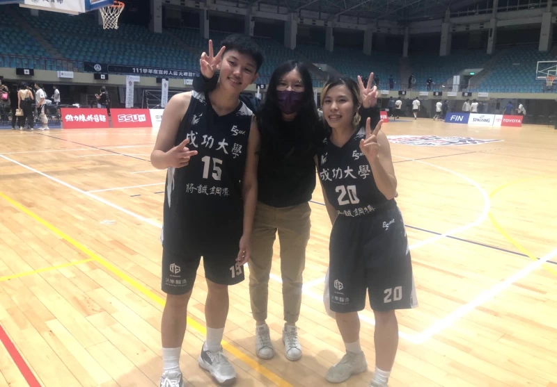 日台152公分混血前新屋愛美(右)與成大同學麻吉王湘涵。大會提供