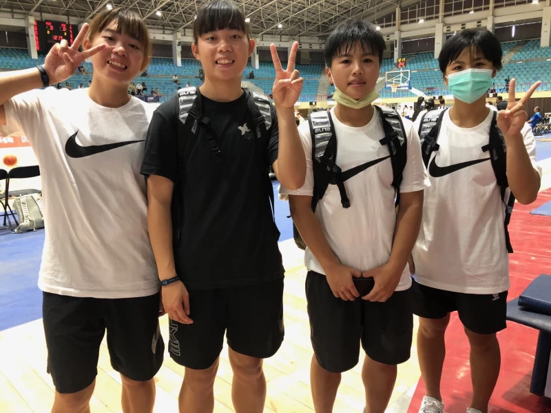 美和2對雙胞胎許可欣(左起)、許可微、蔡幸瑜和蔡幸瑄合作無間享受比賽。官方提供
