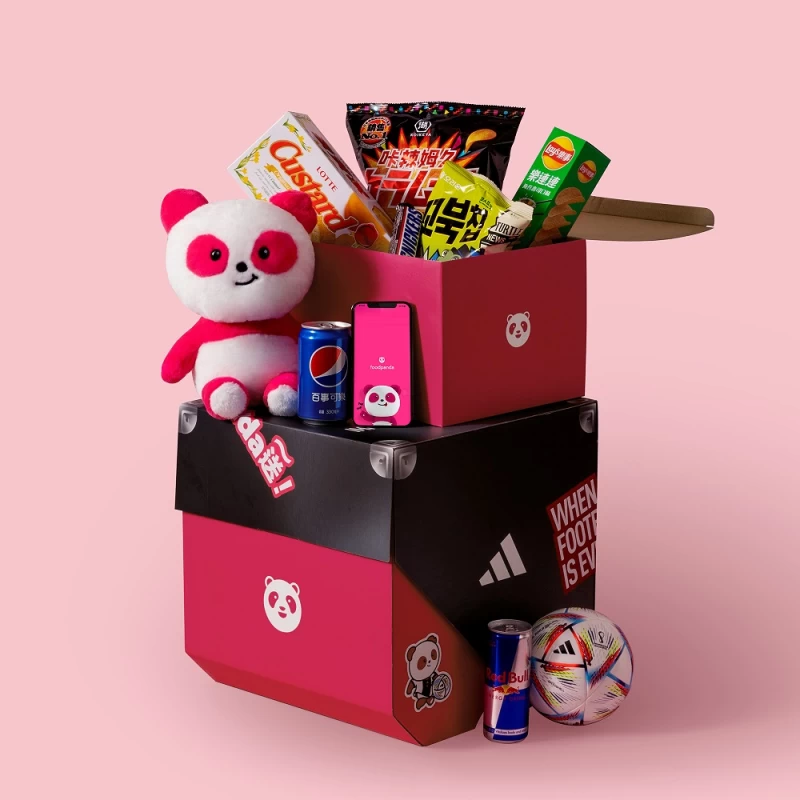 跟看球在家觀賽最需要的熱血儀式感,adidas x foodpanda驚喜打造限量聯名派對箱。官方提供