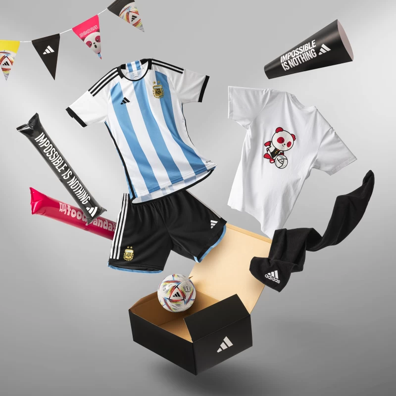 adidas X foodpanda聯名派對箱中有adidas x foodpanda胖胖達聯名T shirt、adidas運動毛巾,消費者還有機會得到隱藏版adidas世界盃球衣。官方提供