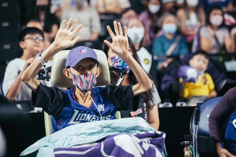 攻城獅奪賽季首勝有洋蔥 生命鬥士獅紫軍圓夢現身力挺。官方提供