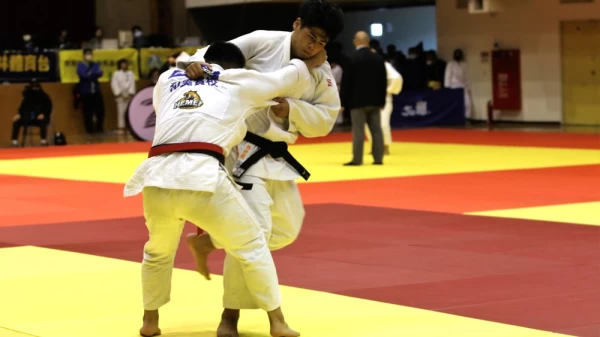 仰德高中蔡世恩(右)在高男第七級(-100KG)冠軍戰,擊敗和美實校陳德嘉。姚瑞宸攝