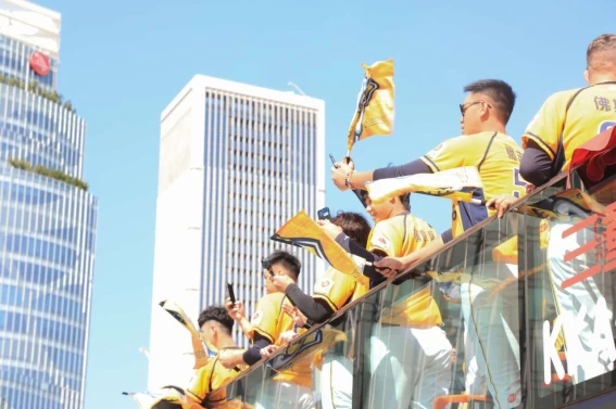 中信兄弟封王遊行。台中市運動局提供