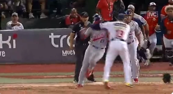 前大聯盟明星球員卡布雷拉(Asdrubal Cabrera)朝擊出全壘打的對手一拳。摘自推特