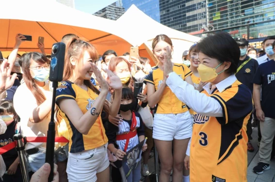 盧市長與ps啦啦隊女孩。台中市運動局提供