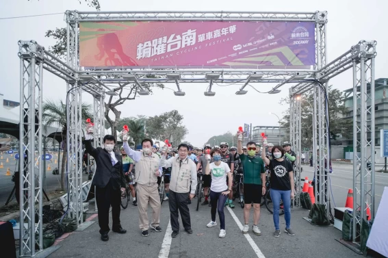 2022輪躍台南由臺南市黃偉哲市長左3親臨鳴笛。輪動台灣運動協會