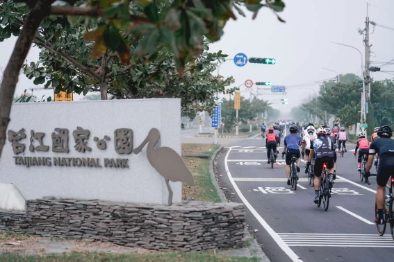逍遙遊路線行經台江國家公園。輪動台灣運動協會提供