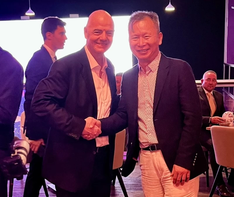 中華足協副理事長王筱薰和國際足總會長因凡蒂諾致意。(王筱薰提供)