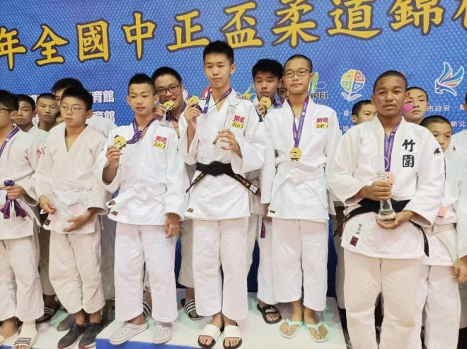 明德高中奪得國中男子團體賽金牌。姚瑞宸攝
