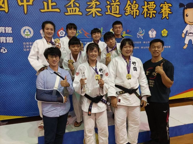 竹圍高中奪得高中女子團體賽金牌。姚瑞宸攝