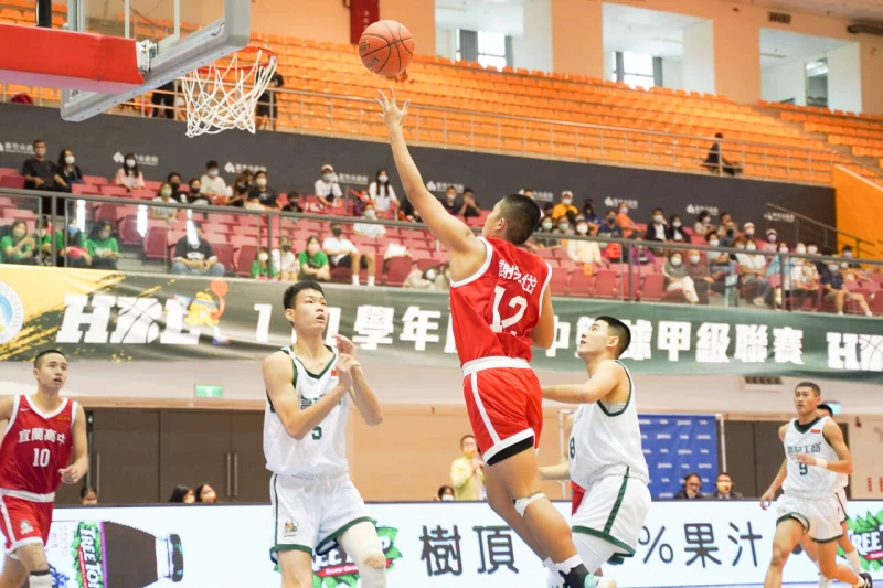 宜中謝宗岱切入拋投 。大會提供