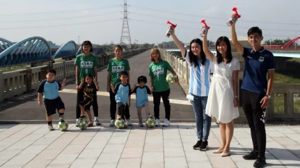「2022 仙境西拉雅 山海圳-大圳之路 系列活動 」 大圳之路踢球大合照,右起陽信女足經理劉翰旻、茄拔國小校長何麗玉和南野子國際整合行銷媒體總監李雅楠。(路皓惟攝)