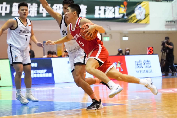 宜中陳吉祥運 球突破。大會提供