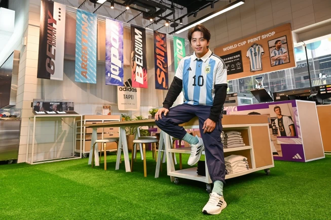 小隊長也瘋世足坤達化身穿搭導師,曝最愛這款adidas國家隊球衣。官方提供