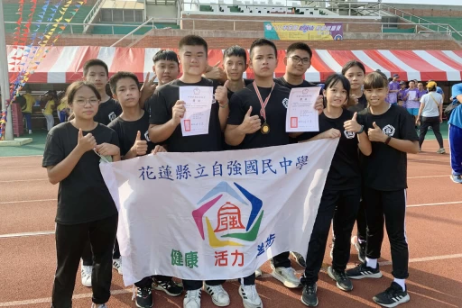 自強國中射箭隊合影。自強國中提供