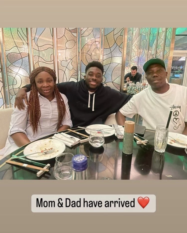 加拿大後衛戴維斯(Alphonso Davies)的父母親也飛至卡達助陣。摘自推特