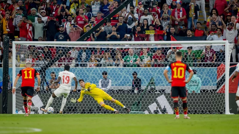 比利時門將庫爾圖瓦(Thibaut Courtois)驚險擋下12碼球。摘自官方推特