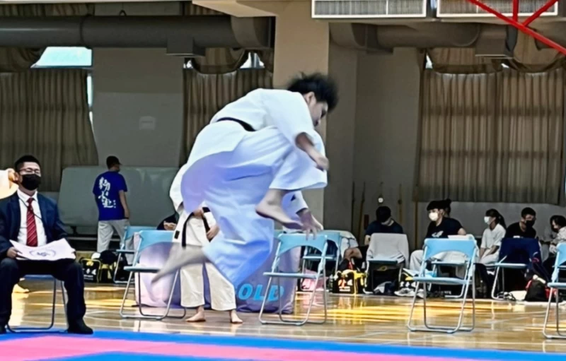 花崗國中辛思彤以雲手型勇奪國女個人型甲組銀牌。花蓮空手道委員會提供
