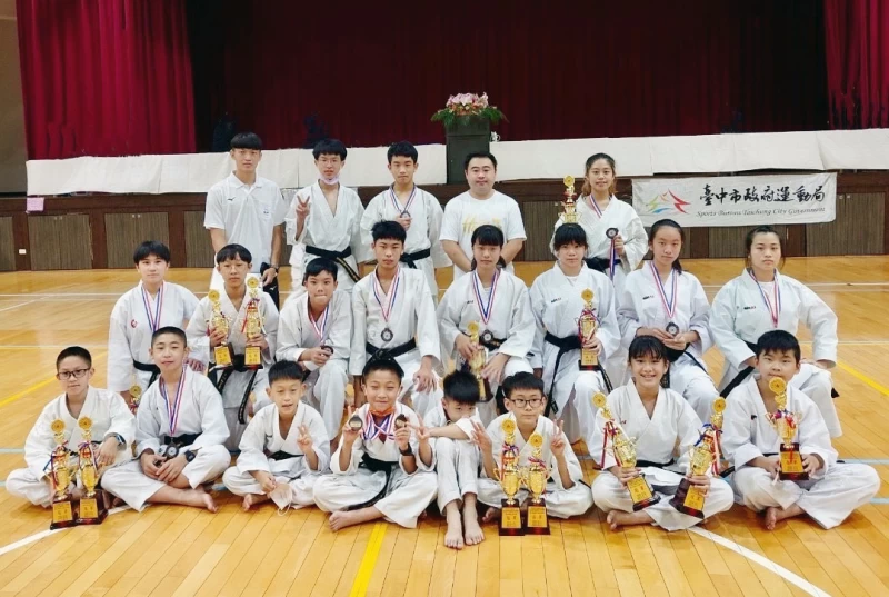 花蓮縣選手攜手勇奪7金6銀12銅佳績。花蓮縣空手道委員會提供