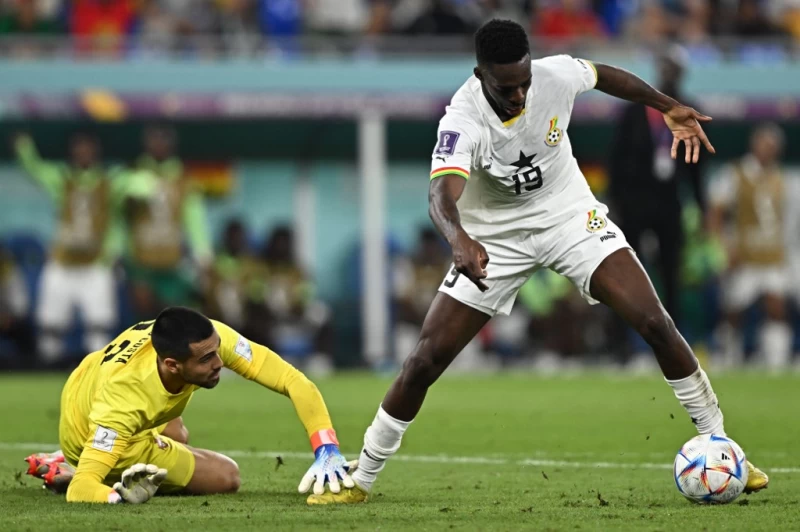 迦納前鋒威廉斯(Iñaki Williams,右)終場前差一點偷襲成功。法新社