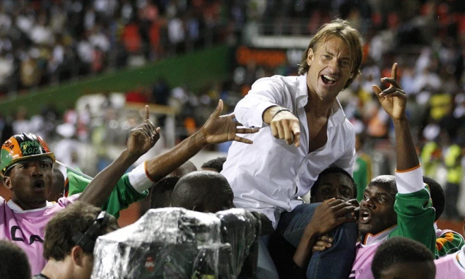 沙國總教練雷納爾( Hervé Renard)中場激勵人心的講話。摘自推特