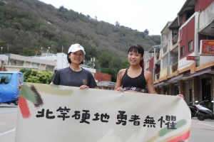 北硬超馬硬在壁山紀錄挑戰 壁山5KM由林洢杏教練右及在地跑者代表共同挑戰。大會提供