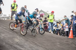 BMX競速賽選手全副武裝大大提升選手的安全性。大會提供
