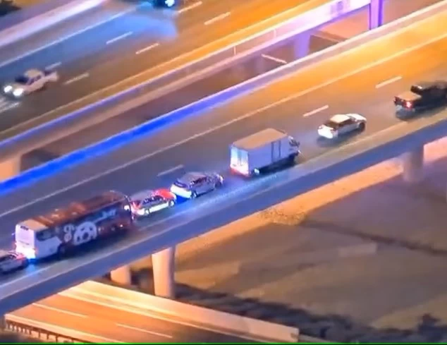 瑞士隊車在路上發生車禍。摘自推特