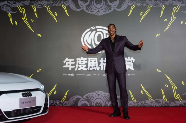 霍華德Dwight Howard 身穿訂製紫色西裝亮相。官方提供