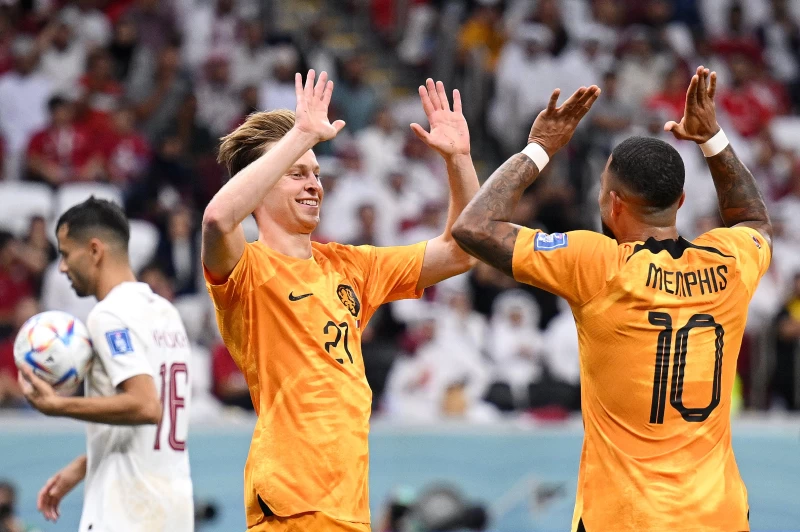 德容(Frenkie de Jong,左)踢進荷蘭第二球。摘自官方推特