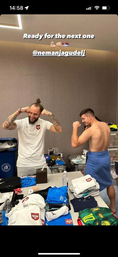 古德利(Nemanja Gudelj)和盧卡·約維奇(Luka Jovic)耍寶照來破除不和謠言。摘自推特
