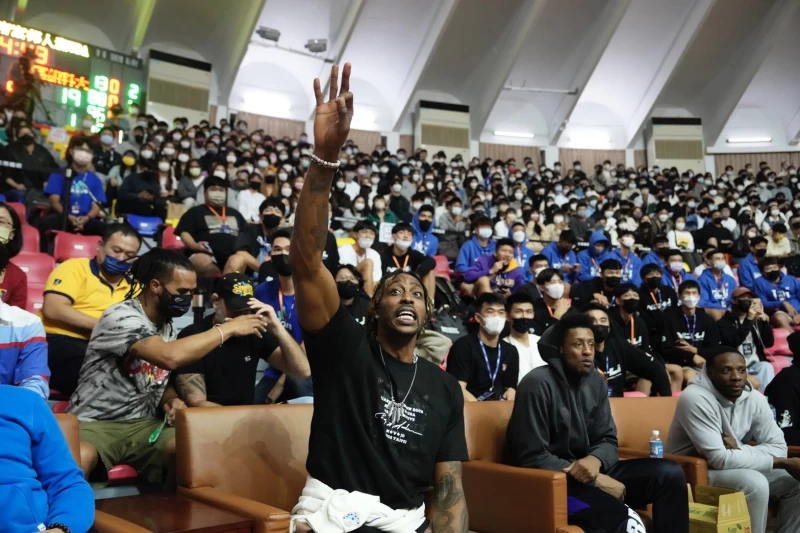 霍華德(Dwight Howard)到場看UBA比賽。官方提供
