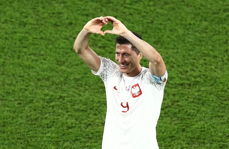 波蘭前鋒萊萬多夫斯基(Robert Lewandowski)第一次輸球卻笑開懷。摘自官方推特