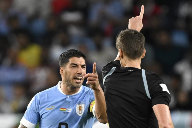 蘇亞雷斯(Luis Suarez,左)大嘆遭針對。法新社