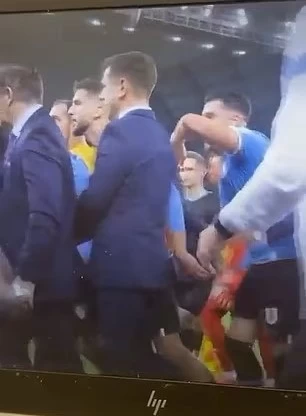 吉梅內斯(Jose Gimenez)故意舉起手肘。摘自推特