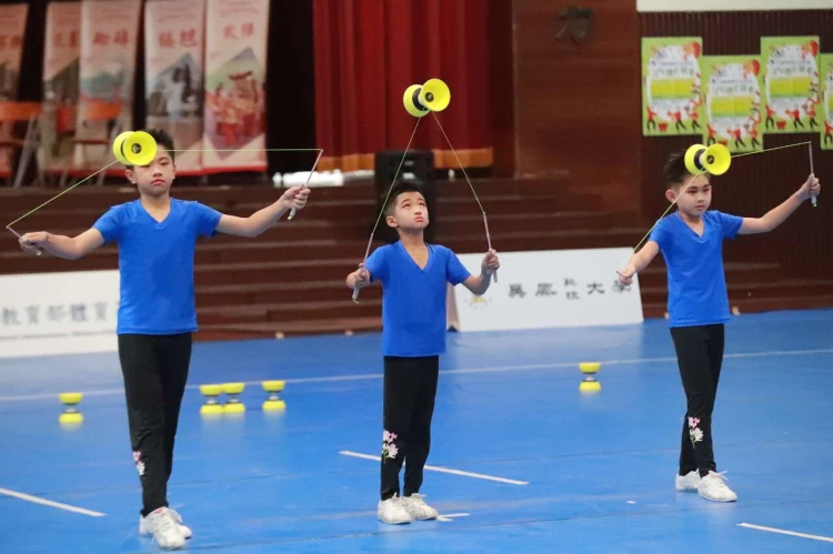 後龍國小三年級臨時遞補的蕭丞恩中在大哥之間顯得嬌小。(主辦單位提供)