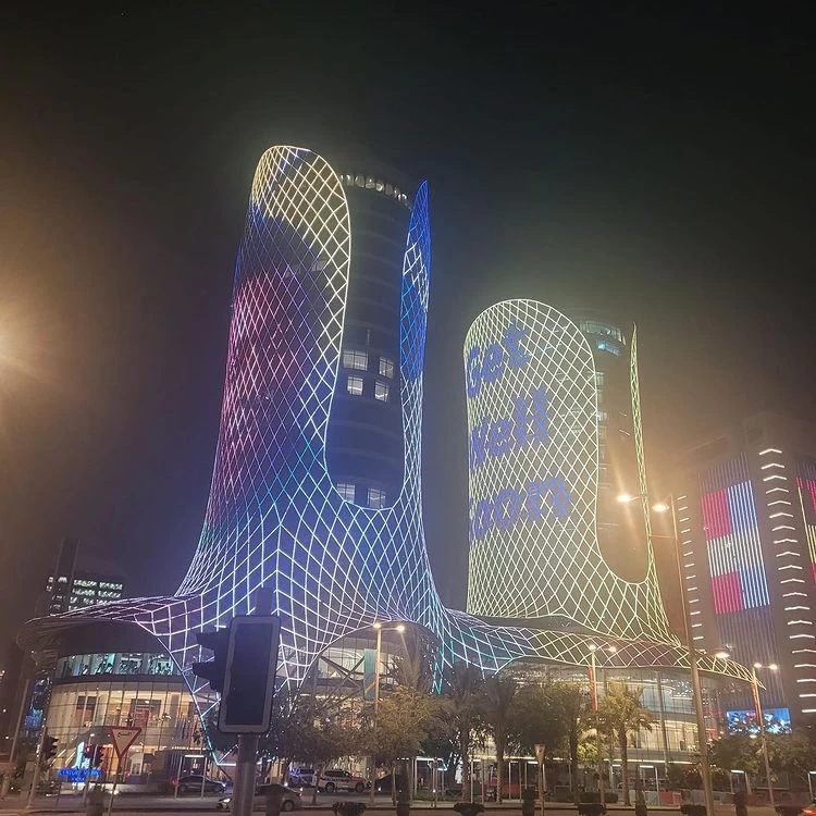 卡達還打出比利的身影為他祈福。摘自比利推特
