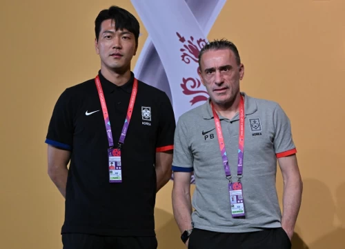 南韓總教練羅本托(Paulo Bento,右)。法新社