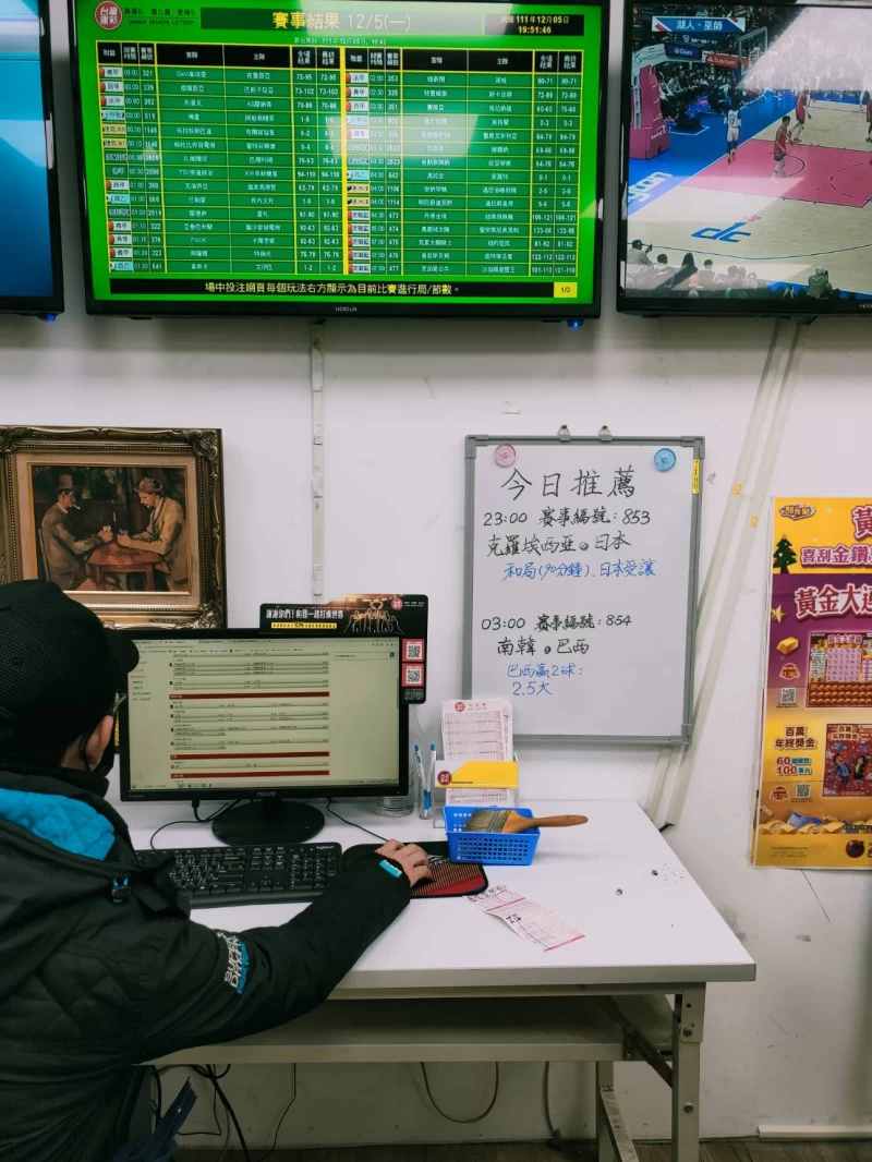 鬍子哥每天都親自解盤公布在店內供彩迷參考。（勁球網）