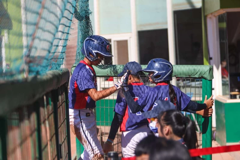 U12中華壘球隊成功執行戰術得分回休息室慶祝。(中華壘協提供)