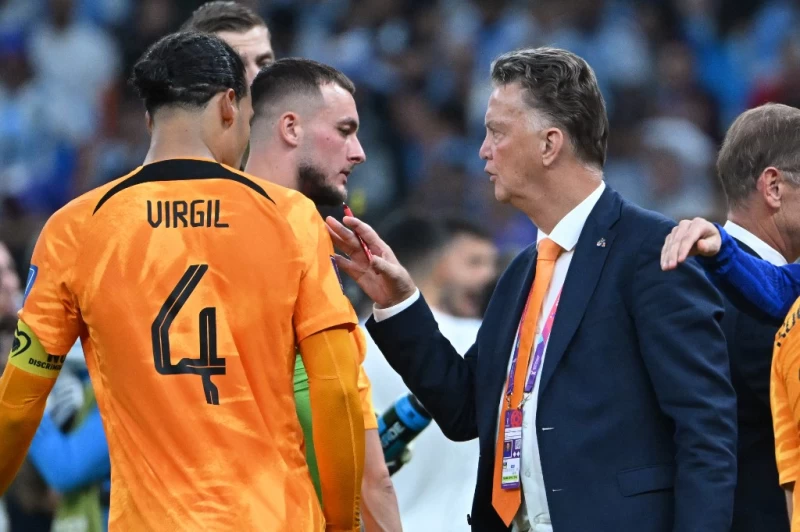 71歲的荷蘭總教練范加爾（Louis van Gaal，右）宣布請辭。法新社