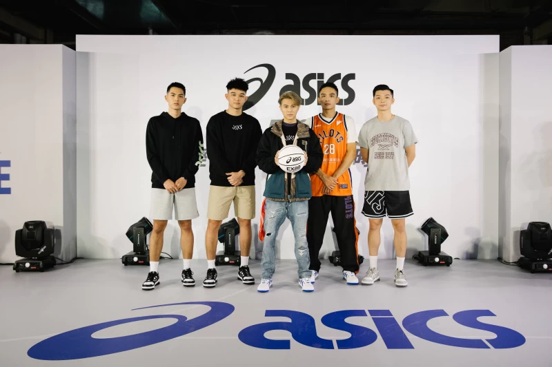 ASICS SPORTSTYLE形象大使王子 邱勝翊與桃園璞園領航猿選手,展現EX89個人穿搭風格,透過籃球文化,盡情在生活中暢玩經典。官方提供