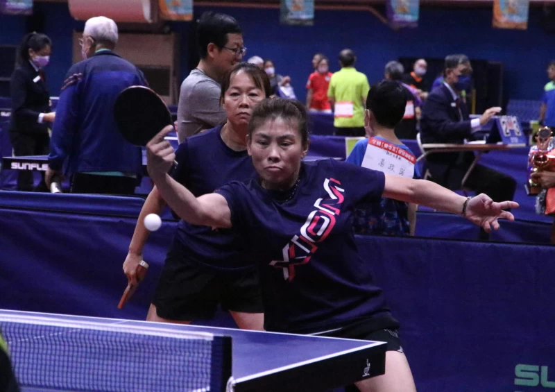 40歲女子雙打最後決賽由陶麗燕(前)/傅玉琴以3:1逆轉勝封后。台灣乒乓球總會 提供