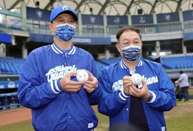 富邦悍將現任領隊林華韋(右)和副領隊兼二軍總教練陳金鋒,則連兩年入選名人堂。資料照片