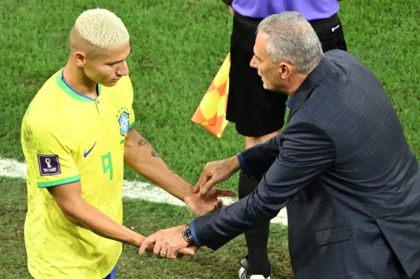 理查利森(Richarlison,左)因在飯店痛哭差點趕不上大巴回國。法新社
