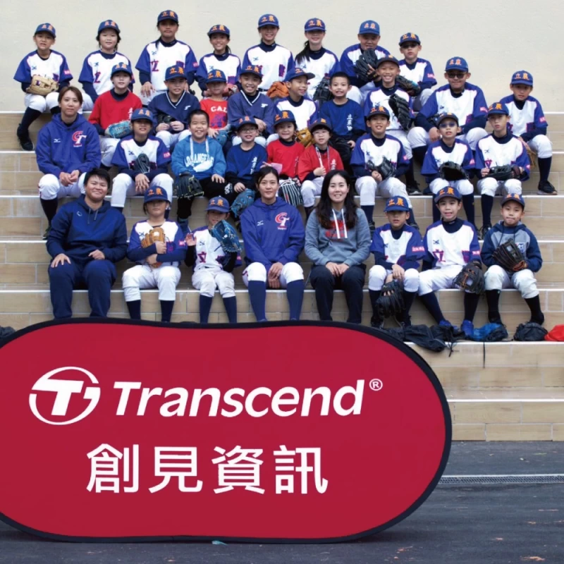 女棒國手黃巧芸前排左4及陳曉梅中排左1今日前進立農國小進行創見資訊偏鄉棒球種子計畫棒球教學營 。官方提供